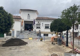 Las obras para mejorar la accesibilidad en la plaza del Ayuntamiento de Cuevas de San Marcos.