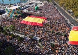 Multitudinaria concentración en Málaga contra la amnistía