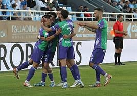 Haitam se abraza con otros compañeros de equipo tras marcar su gol contra el Ibiza.