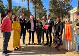 Pérez, esta mañana, con los concejales socialistas a las puertas del Ayuntamiento de la capital.