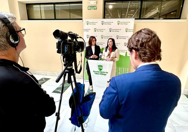 Mari Ángeles Pérez y Lourdes Piña, este lunes en rueda de prensa.