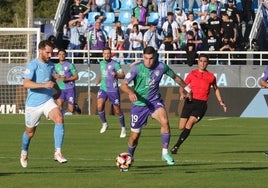 Un avance de Roberto en zona de tres cuartos ante Fausto Tienza en el duelo del domingo en Ibiza.