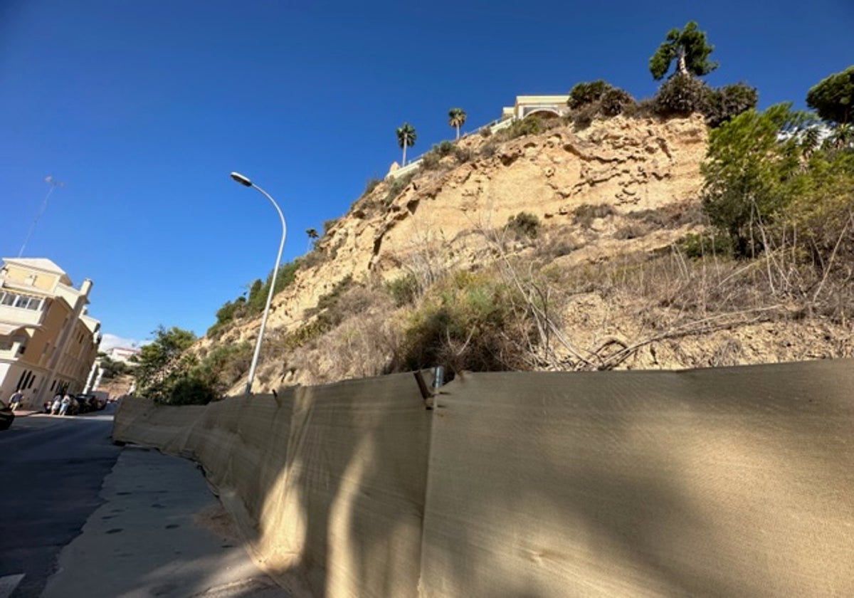 Imagen del talud de la playa de Burriana, que está cerrado a los aparcamientos.