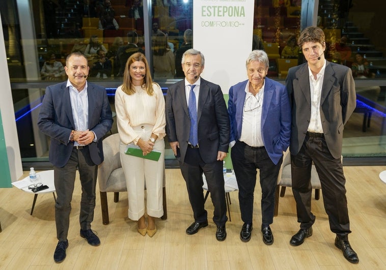 De izquierda a derecha, Manolo Castillo, María del Mar Plaza, José María García Urbano, Salvador Moreno Peralta y Alejandro Simón Partal.