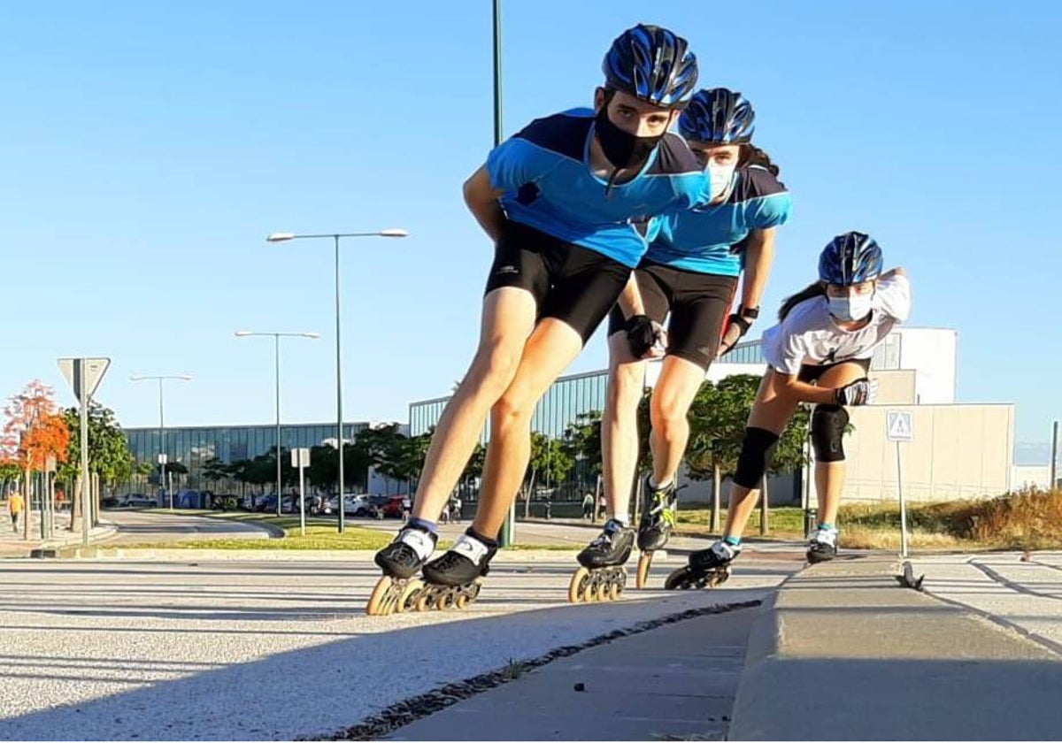 Algunos patinadores se ejercitan sobre la carretera del nuevo campus universitario, en la Ampliación.