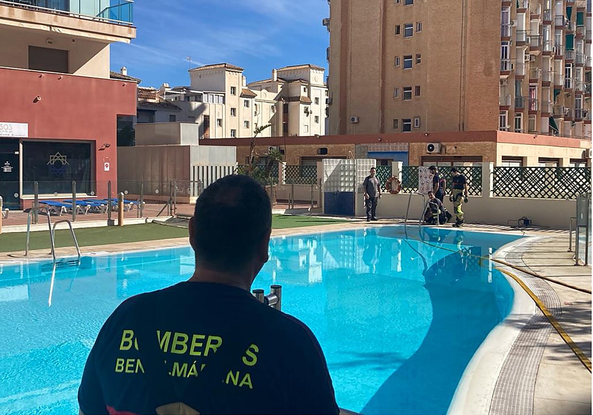Bomberos analizan el agua donada al Ayuntamiento por parte de un hotel de Benalmádena.