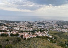 Vista panorámica del casco urbano nerjeño desde la zona de Capistrano.