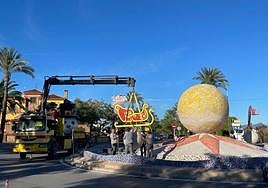 Embellecimiento con motivo de la Navidad de una de las rotondas del municipio.