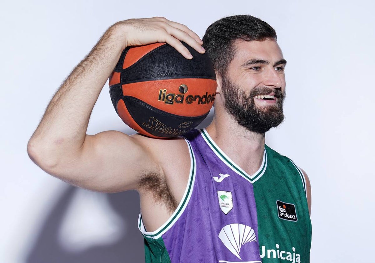 David Kravish, sonriente, durante una sesión de fotos para la Liga ACB.