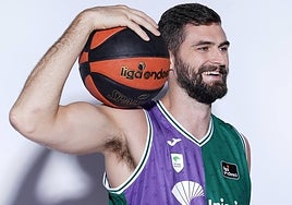 David Kravish, sonriente, durante una sesión de fotos para la Liga ACB.
