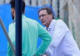 El director deportivo del Málaga, Loren Juarros, asiste a un entrenamiento reciente del equipo y conversa junto a Juande.