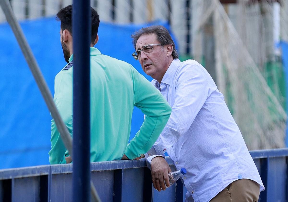 El director deportivo del Málaga, Loren Juarros, asiste a un entrenamiento reciente del equipo y conversa junto a Juande.