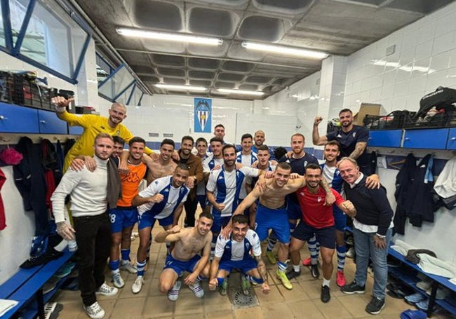 Los jugadores del Alcoyano actual celebran una victoria en el vestuario de El Collao, su estadio.