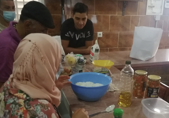 Usuarios de Accem, con los alimentos que ofrece Bancosol