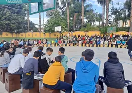 Estudiantes durante la cajoneada flamenca.