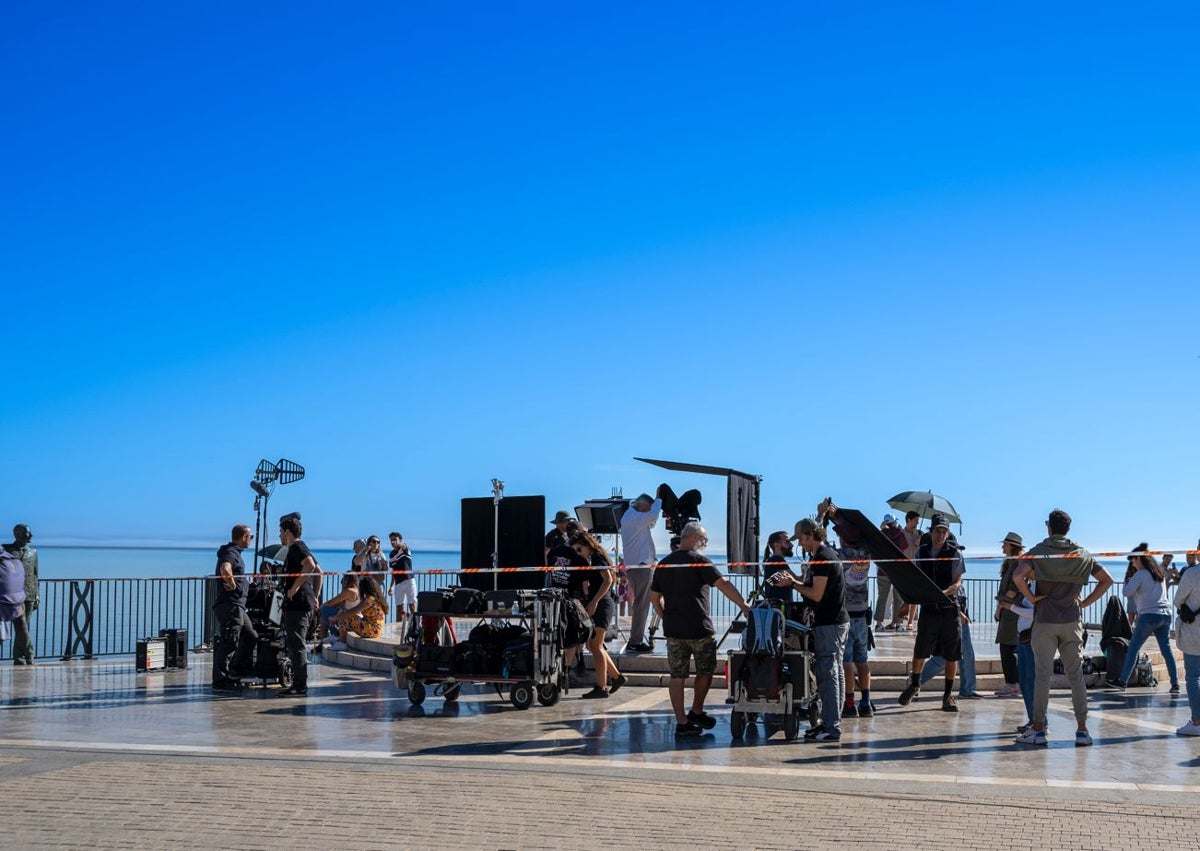 Imagen secundaria 1 - Tres imágenes del rodaje de la nueva película de Tosca Musk en Nerja.