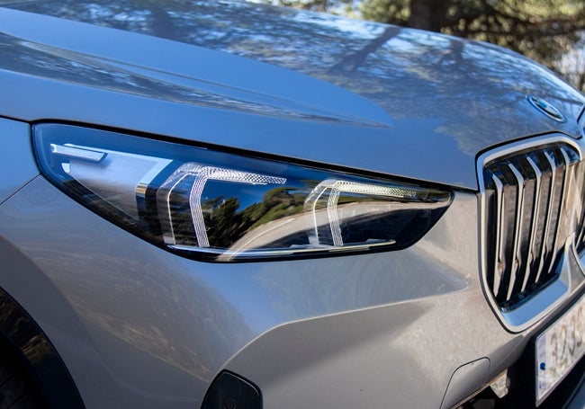 El BMW iX1 viene con iluminación LED de serie, aunque de manera opcional se pueden añadir faros adaptativos.