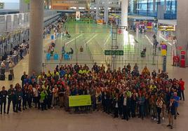 Foto de familia de los profesionales del aeropuerto para celebrar los 20 millones de pasajeros.