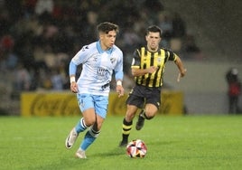 Haitam conduce el balón durante el partido de copa ante el Barakaldo.