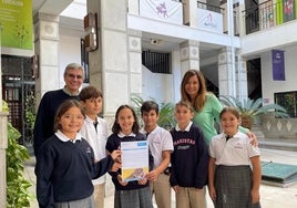 El director de Maristas, Federico Fernández, y la profesora Estefanía Martín Cabrera, coordinadora de los derechos del niño en el centro, con un grupo de alumnos.