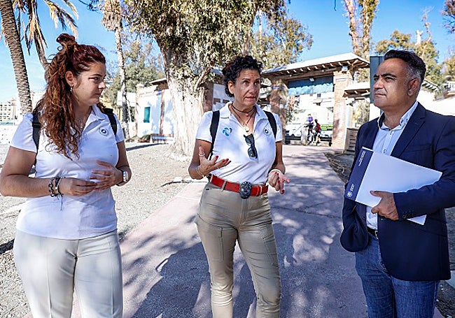 La imagen muestra a Francisco Franco con Laura Pardo y Marta Domínguez, en los Baños del Carmen.