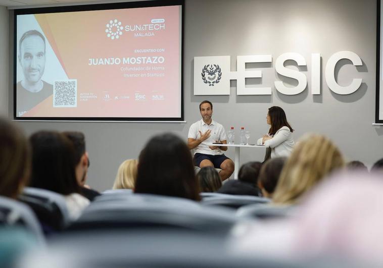 Juanjo Mostazo, en un momento de su conversación con la periodista Nuria Triguero, en el salón de actos de ESIC, en el Parque Tecnológico.