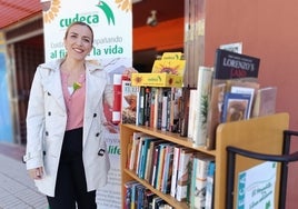 La concejal posa junto a alguno de los libros que se venderán en el mercadillo.