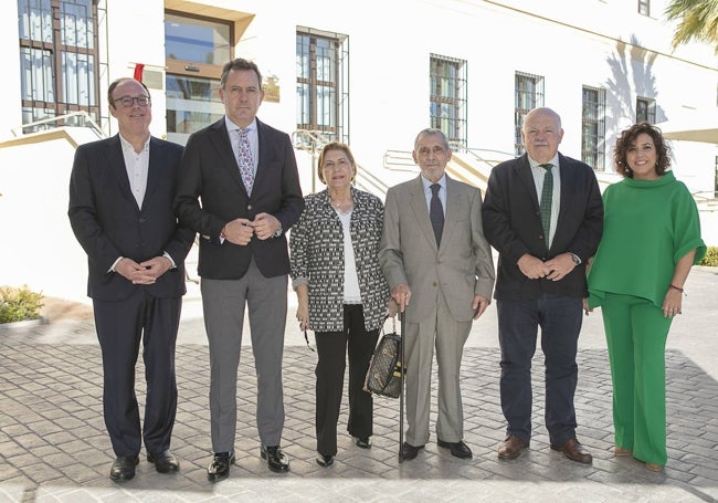 Autoridades y personal del grupo durante la inauguración.