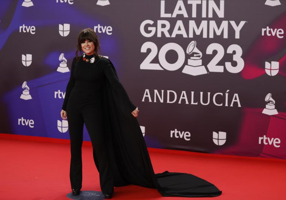 Imagen principal - Vanesa Martín (primera foto), durante la llegada a la gala. Antonio Banderas y su pareja, Nicole Kimpel.