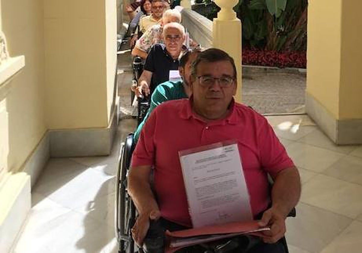 Los miembros de la Agrupación de Desarrollo Málaga Accesible, durante otra concentración en el Ayuntamiento de Málaga.
