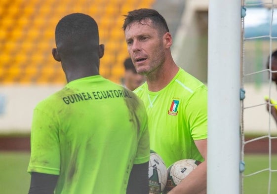 Calatayud, durante una sesión de entrenamiento con la selección en el Estadio de Malabo.