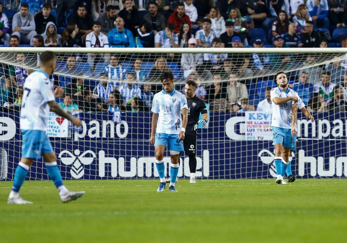 Los jugadores del Málaga se lamentan tras encajar uno de los goles en la derrota contra el Alcoyano.