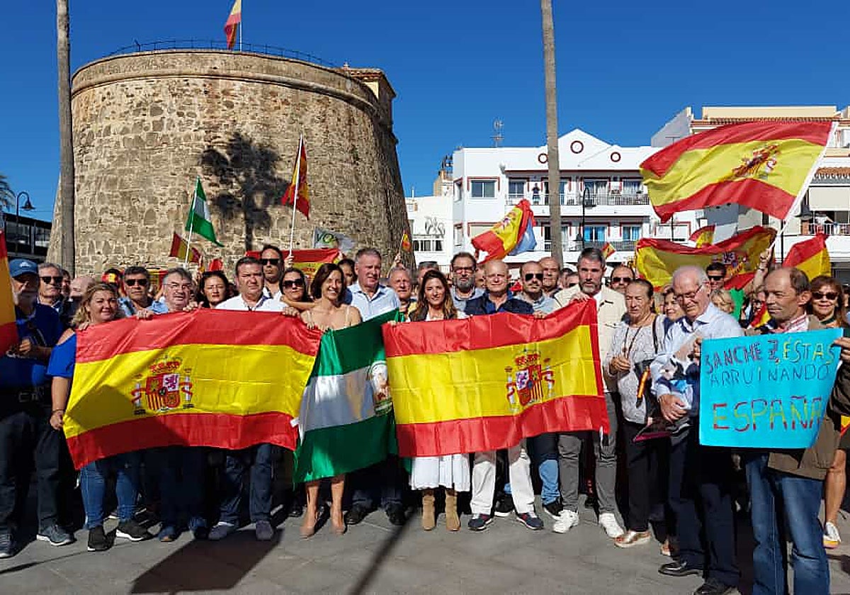 Participantes en la concentración que ha tenido lugar junto al torreón de la La Cala.
