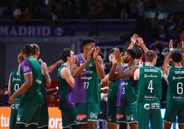 Los jugadores del Unicaja celebran su triunfo ante el Real Madrid.