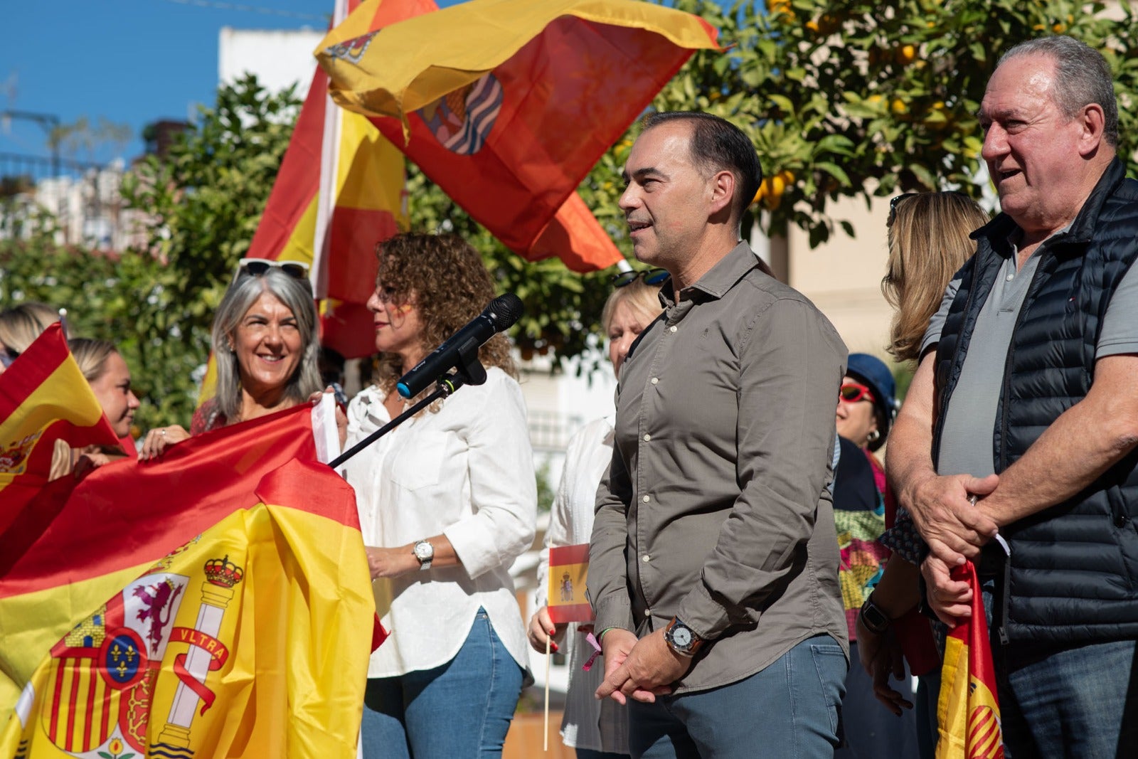 En torno a medio millar de personas ante la Casa de la Cultura de Arroyo de la Miel