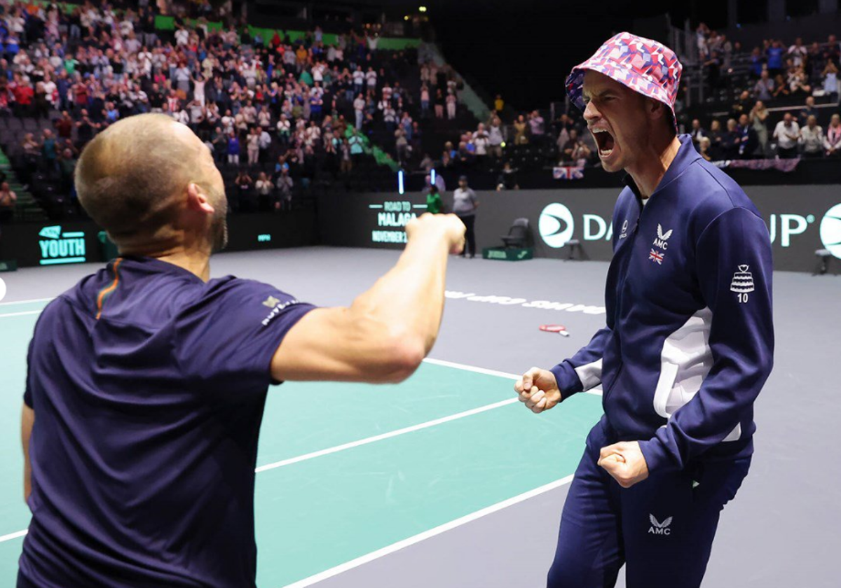 Andy Murray celebra con Evans el pase de Gran Bretaña a la Final a 8 de Málaga.