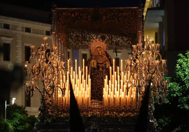 La Virgen de la Soledad, ascendiendo por la calle Alcazabilla, tras su salida.