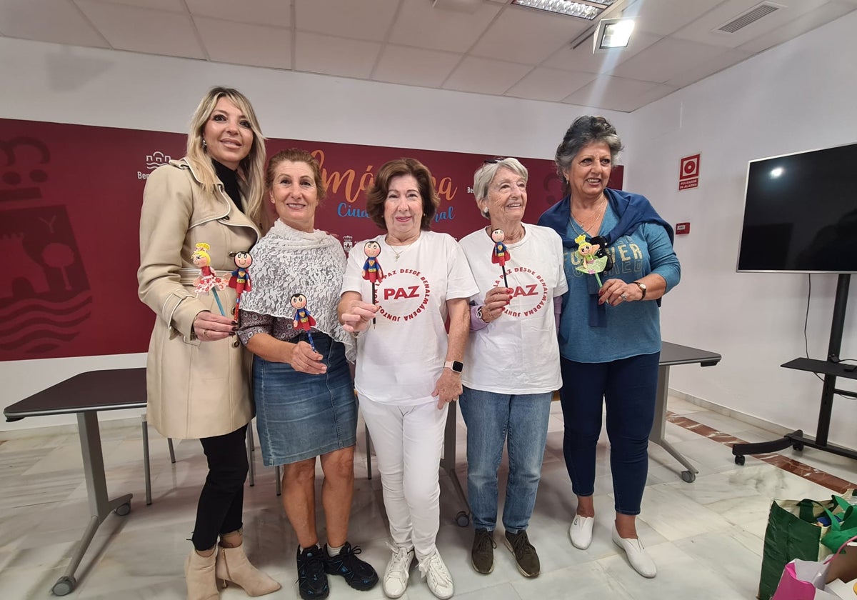 Remedios Herrero, en el centro, junto con la concejal María Luisa Robles (izquierda) y voluntarias de la ONG.