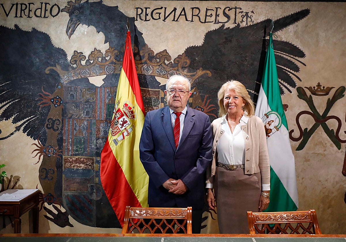 La alcaldesa, Ángeles Muñoz, y el representante de la Fundación Bastiano Bergese, Andrés Manuel Sánchez Cantos en la renovación del convenio.