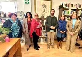 La biblioteca de Caleta de Vélez luce el nombre de la profesora Mercedes Junquera, fallecida en 2022