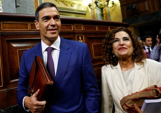 María Jesús Montero, con Pedro Sánchez la semana pasada en el Congreso de los Diputados.