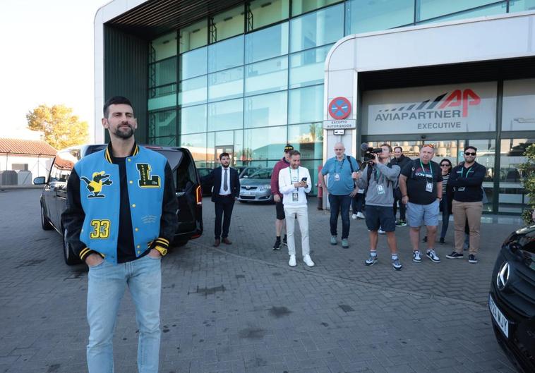 Novak Djokovic, a su llegada a la terminal privada del Aerpuerto de Málaga en torno a las 16.15 horas de este lunes.