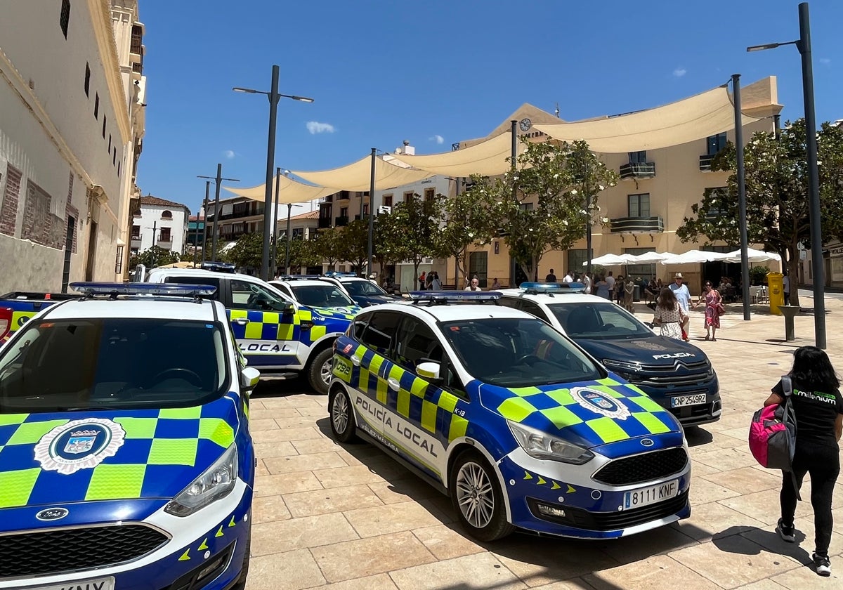 Vehículos de la Policía Local de Vélez-Málaga, en la plaza de Las Carmelitas.