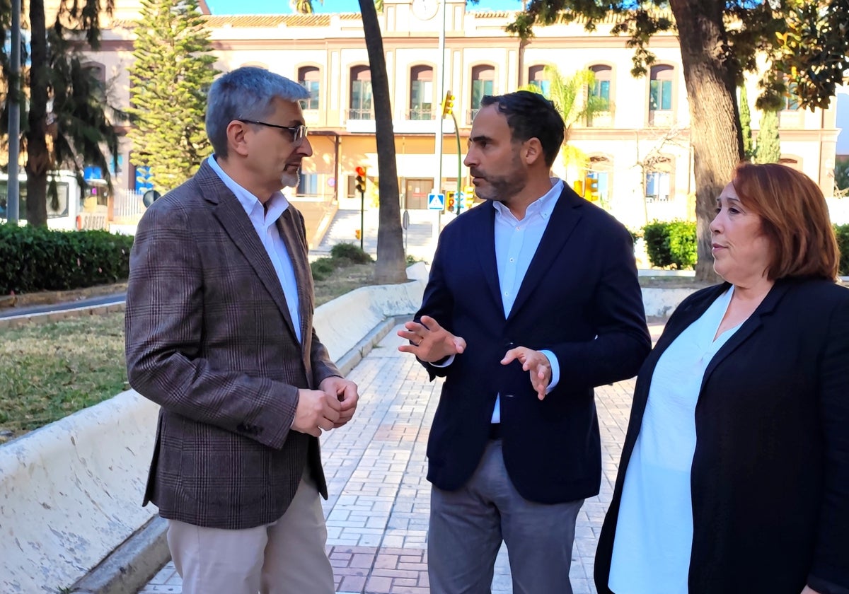 Josele Aguilar, Dani Pérez y Mari Carmen Martín, esta mañana frente al Hospital Civil.