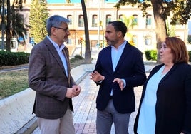 Josele Aguilar, Dani Pérez y Mari Carmen Martín, esta mañana frente al Hospital Civil.