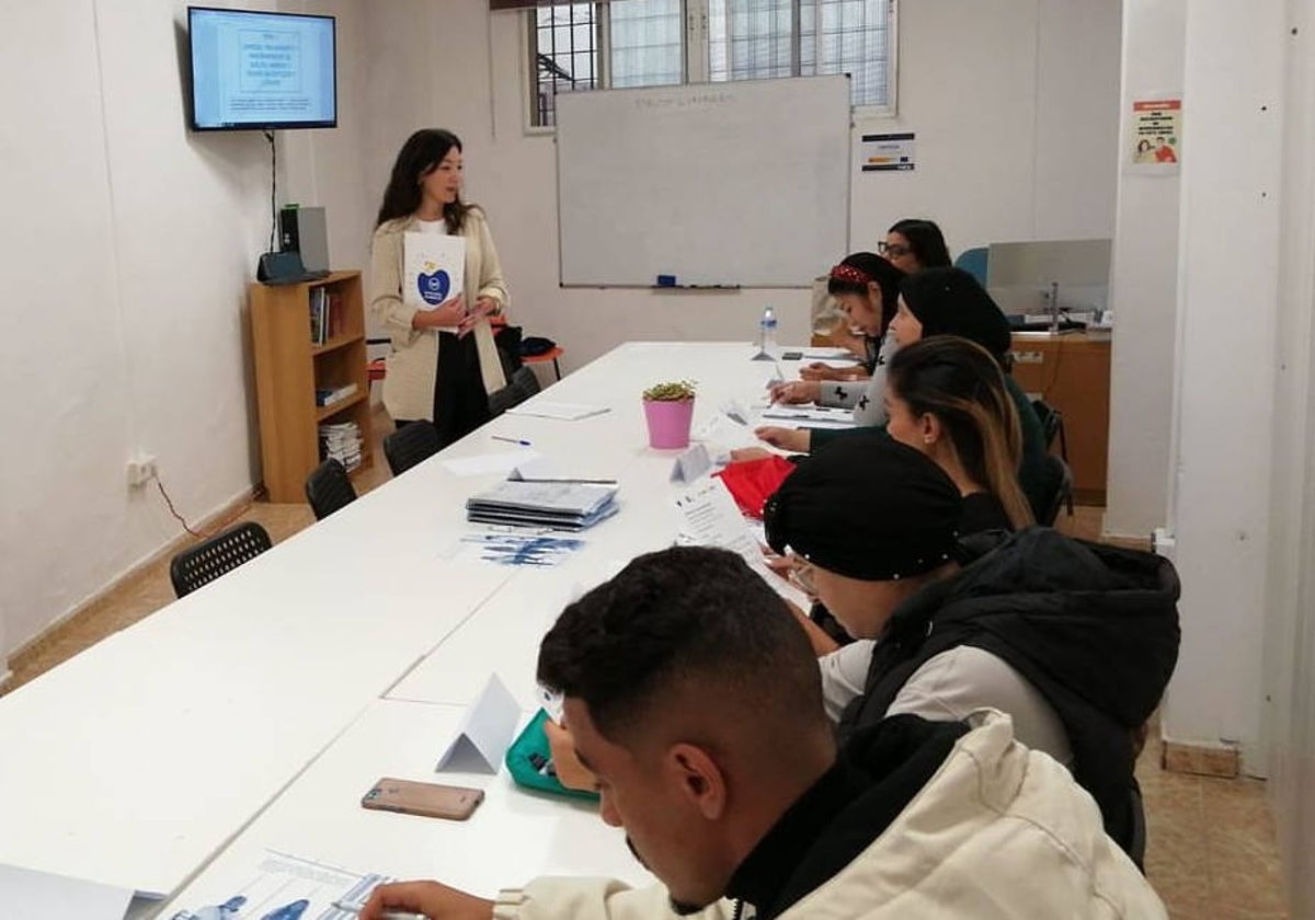 Uno de los cursos impartidos por Bancosol para trabajar por la inserción laboral de sus usuarios.