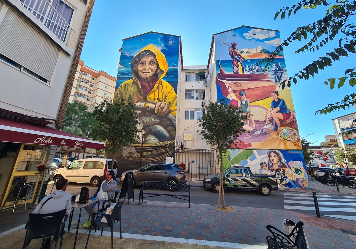 Vista de los murales 'La Yaya' y '¿Y tú, de qué barca eres?'.