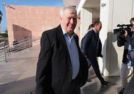 Antonio Aguilera, presidente de la Asociación de Pequeños Accionistas del Málaga, a la entrada de los juzgados de la ciudad.