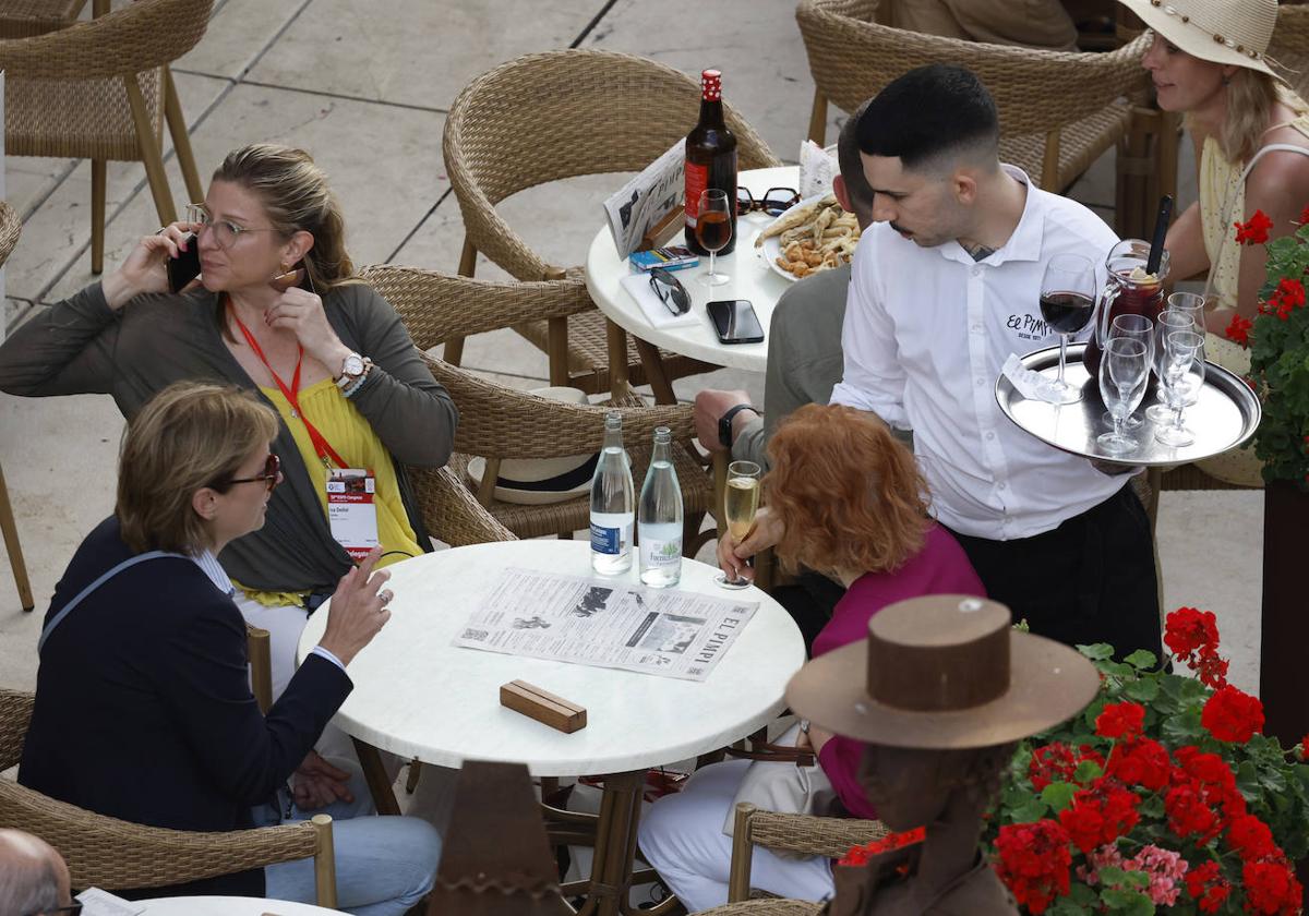 Camarero en una terraza de Málaga.