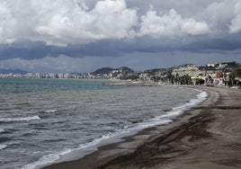 Los temporales dañan periódicamente la playa de El Dedo, en El Palo.